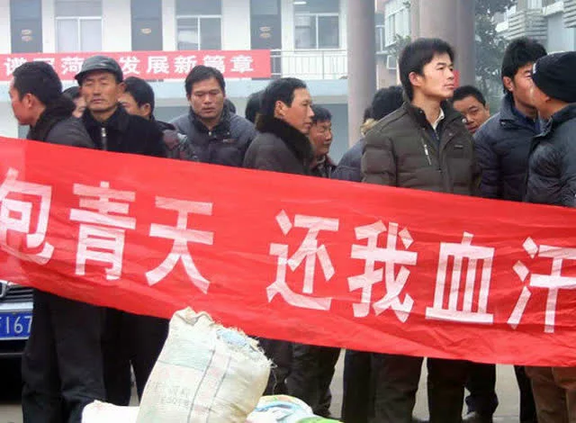 堵大门拉条幅爬塔吊要农民工工资违法吗？