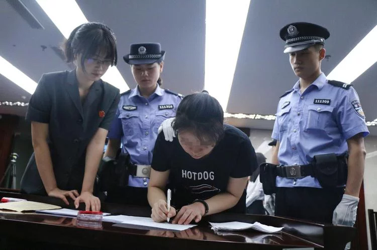 签订劳动合同后员工被拘留能解除劳动合同辞退吗？