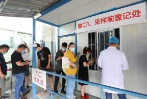 公司员工做核酸途中意外受伤是否属于工伤吗?要视情况而定。 5 公司员工做核酸途中意外受伤是否属于工伤吗?要视情况而定。