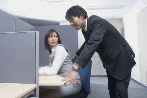 什么是职场性骚扰？职工如何保护自己不受性侵犯？