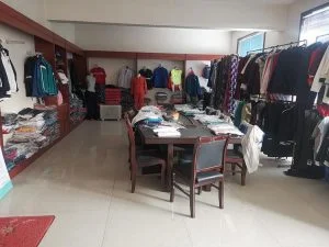 公司规定员工上班要求穿工服，用人单位扣押工装费合法吗？